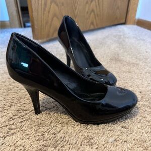 Women's Black Patent Mid-Heel Pumps